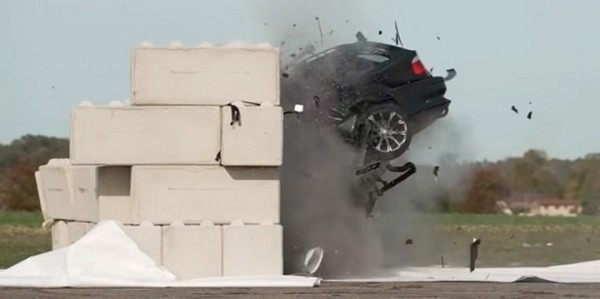 BMW столкнули со стеной на скорости 150 км/ч. Что осталось от машины? (видео)
