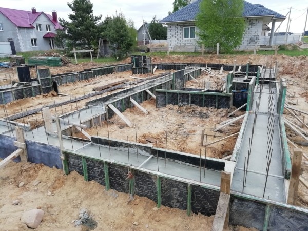 «Когда разбирали сруб, нашли записку из 1951 года». Белорусы показали, какие дома они построили в кризис «Когда разбирали сруб, нашли записку из 1951 года». Белорусы показали, какие дома они построили в кризис