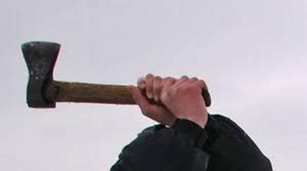 Житель Кобринского района ударил женщину топором по голове за отказ дать телефон Житель Кобринского района ударил женщину топором по голове за отказ дать телефон