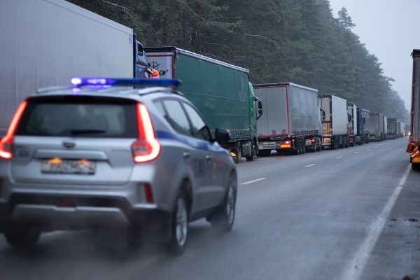 &laquo;Стою с осени&raquo;. Водители о ситуации на границе