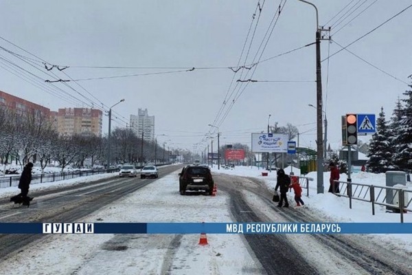 Момент наезда на двух пешеходов попал на видео Момент наезда на двух пешеходов попал на видео