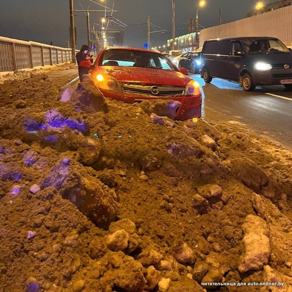 «Машина вообще не тормозила»: девушка врезалась в снежный вал и теперь винит дорожников. Комментарий ГАИ