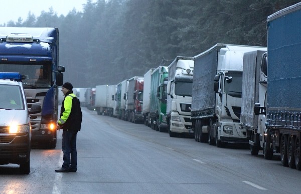 &laquo;Стою с осени&raquo;. Водители о ситуации на границе