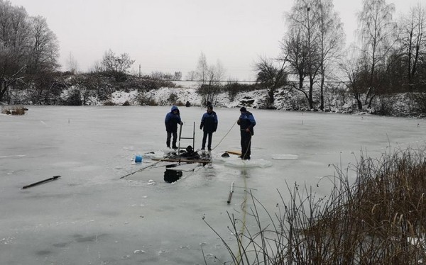 В Барановичском районе на водоеме нашли примерзшие сапоги. Рыбака отыскать не смогли