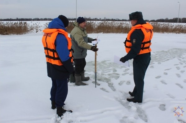 В Бресте спасатели напомнили любителям зимней рыбалки о правилах безопасности на льду
