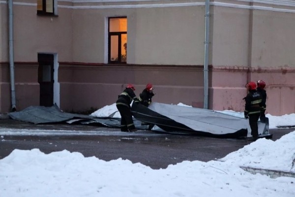 С кровли упал кусок жести и разбил Mitsubishi, ущерб – более 2000 рублей. Владелец пошел в суд