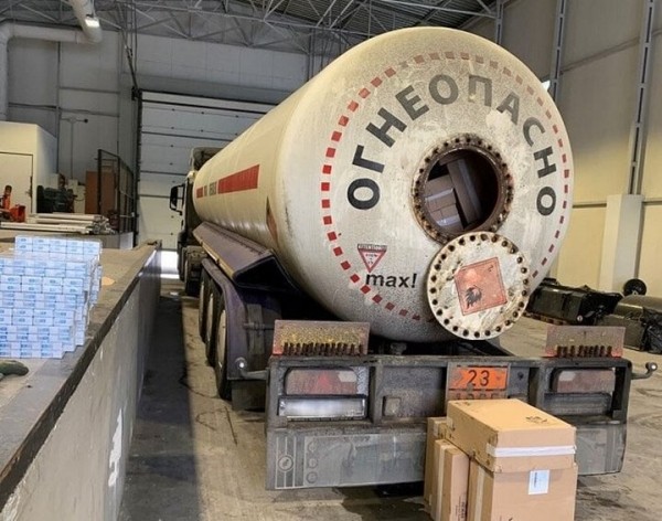 Сигареты на миллион евро в газовозе обнаружили таможенники. Газовоз российский, сигареты белорусские, таможенники литовские Сигареты на миллион евро в газовозе обнаружили таможенники. Газовоз российский, сигареты белорусские, таможенники литовские