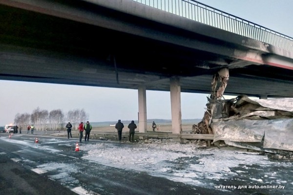 В Кобринском районе на М1 ремонтируют поврежденный мост, движение на этом участке изменено