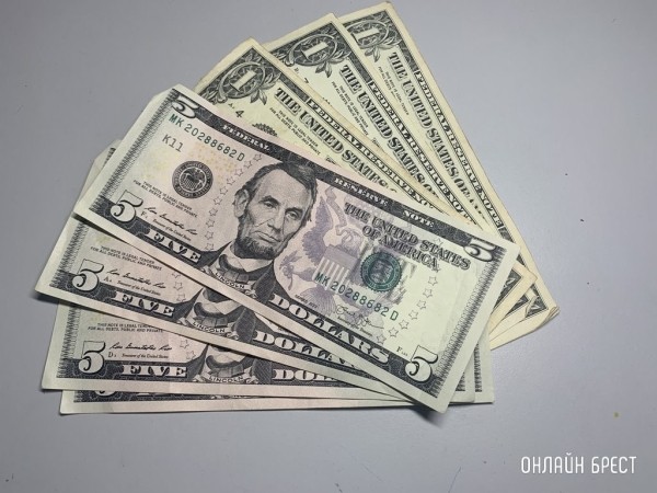 Доллар дорожает на последних торгах 2022 года