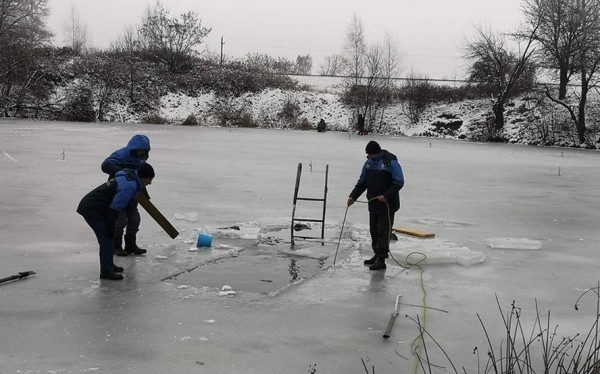 В Барановичском районе на водоеме нашли примерзшие сапоги. Рыбака отыскать не смогли