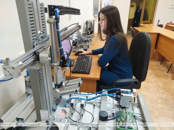 В Бресте открыли именную лабораторию Барановичского станкостроительного завода В Бресте открыли именную лабораторию Барановичского станкостроительного завода