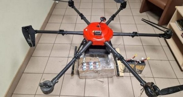 Литовские пограничники перехватили дрон с белорусскими сигаретами на 12 тысяч евро. Груз не забрали сразу – и не зря