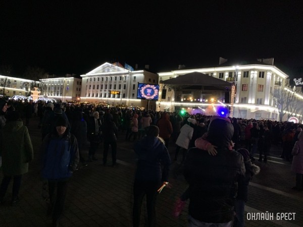 Где в Бресте в новогоднюю ночь будут дискотеки у елок. Список мест
