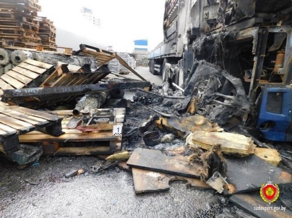 В логистическом центре сгорел тягач. Дальнобойщик утверждал, что из-за неисправности. Экспертиза доказала другое