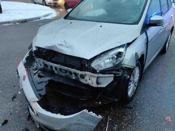 В Гродно женщина невнимательно выехала со стоянки наперерез Ford. Видео столкновения