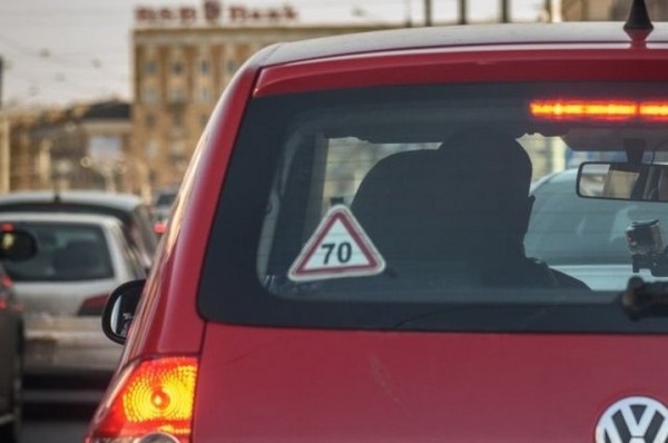 В каком случае могут оштрафовать за наклейку со знаком «70» на авто?