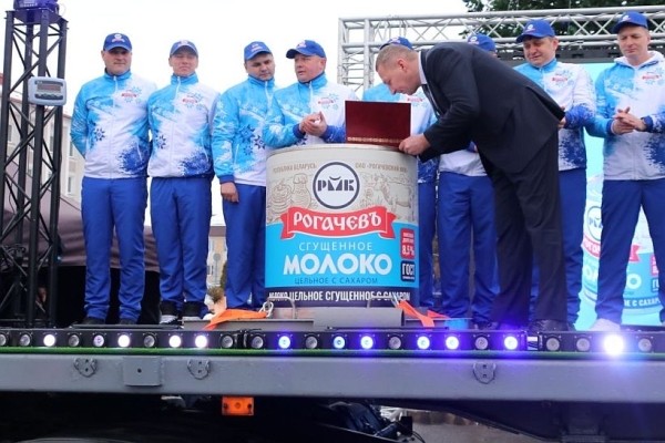 В Беларуси выпустили банку сгущенки весом почти в полтонны В Беларуси выпустили банку сгущенки весом почти в полтонны