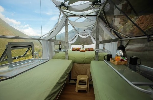 Не для слабонервных. Всем желающим предлагают переночевать в прозрачных капсулах, подвешенных к отвесной скале