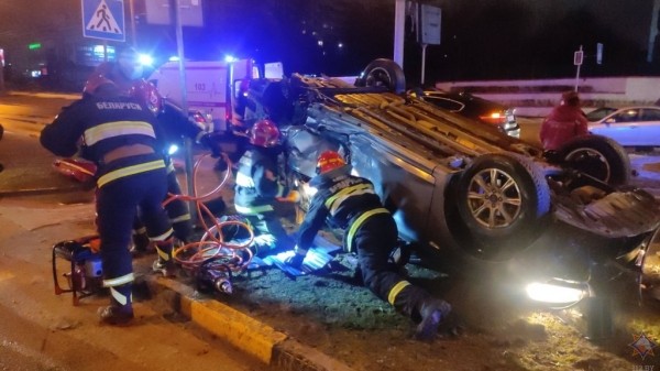 Столкновение авто в новогоднюю ночь в Гомеле: пассажирку деблокировали сотрудники МЧС