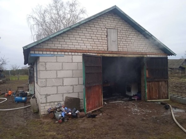 В Каменецком районе горел автомобиль в гараже