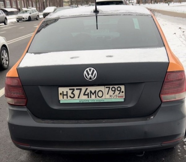 Штраф 2 700 рублей и лишение прав. Девушка на каршеринговом VW Polo задела пластиковые столбики, и вот к чему это привело