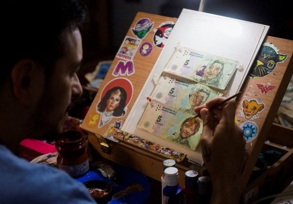 В этой стране деньги настолько обесценились, что на них стали рисовать