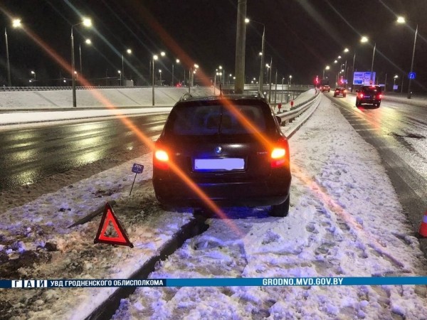 Жуткий фотофакт. Легковушку прошило отбойником, но водителю повезло