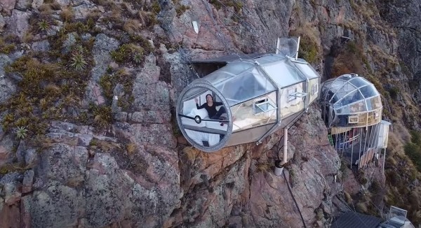 Не для слабонервных. Всем желающим предлагают переночевать в прозрачных капсулах, подвешенных к отвесной скале
