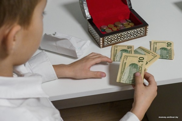 «Оценка может стоить 3 рубля». С какого возраста и сколько денег давать ребенку — опыт родителей и советы психолога «Оценка может стоить 3 рубля». С какого возраста и сколько денег давать ребенку — опыт родителей и советы психолога