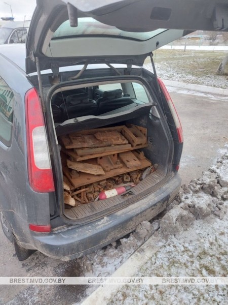 Больше полтонны металлолома вез водитель на легковом авто в Барановичах. Откуда?