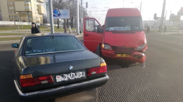Маршрутка с пассажирами попала в ДТП в Бресте Маршрутка с пассажирами попала в ДТП в Бресте