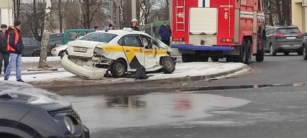 В Могилеве грузовик «снес» такси и врезался в столб