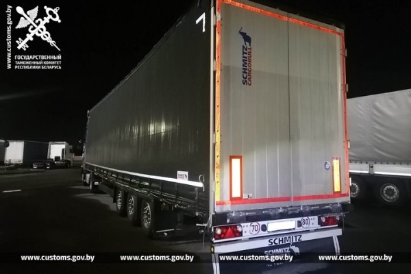 Автопоезд по заниженной в 2,5 раза стоимости пытались ввезти из Польши