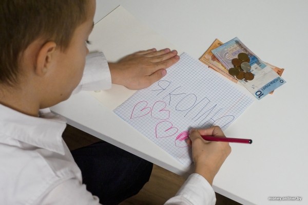 «Оценка может стоить 3 рубля». С какого возраста и сколько денег давать ребенку — опыт родителей и советы психолога «Оценка может стоить 3 рубля». С какого возраста и сколько денег давать ребенку — опыт родителей и советы психолога