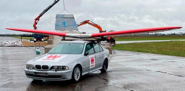 Эксперимент: как далеко может улететь BMW E39, если на нее поставить крылья самолета Эксперимент: как далеко может улететь BMW E39, если на нее поставить крылья самолета