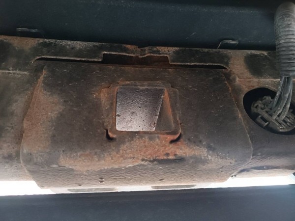 &laquo;Все гофры с проводкой посечены песком!&raquo;. Белорусу так отпескоструили Cadillac, что у машины отказала электроника и кузов начал ржаветь