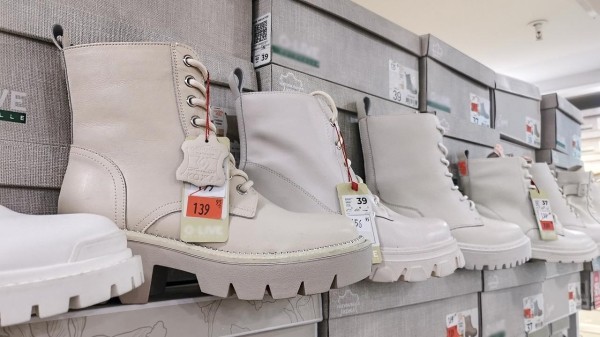 Где обувь дешевле – на рынке или в магазине? Сходили и сравнили цены Где обувь дешевле – на рынке или в магазине? Сходили и сравнили цены