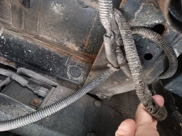 &laquo;Все гофры с проводкой посечены песком!&raquo;. Белорусу так отпескоструили Cadillac, что у машины отказала электроника и кузов начал ржаветь