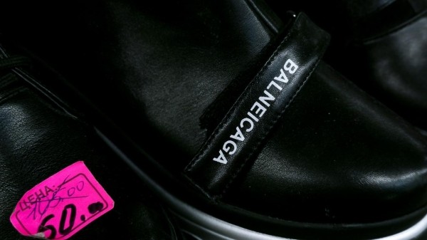 Где обувь дешевле – на рынке или в магазине? Сходили и сравнили цены Где обувь дешевле – на рынке или в магазине? Сходили и сравнили цены