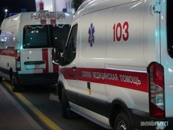 Взялся за ручку двери и перила. В Беларуси ребенок пострадал от удара током