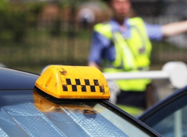 Владелец службы такси искусственно раздробил бизнес и недоплатил свыше 185 тысяч рублей налогов