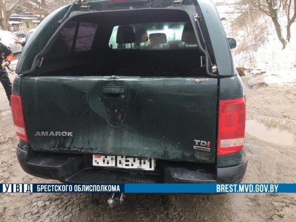 В Бресте на улице ГОБК автомобиль оказался в канале. Смотрите видео, как его доставали