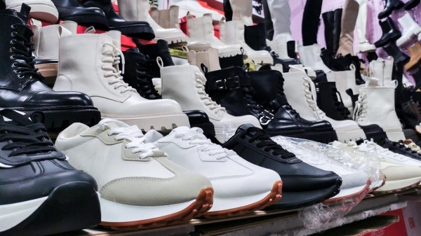 Где обувь дешевле – на рынке или в магазине? Сходили и сравнили цены Где обувь дешевле – на рынке или в магазине? Сходили и сравнили цены