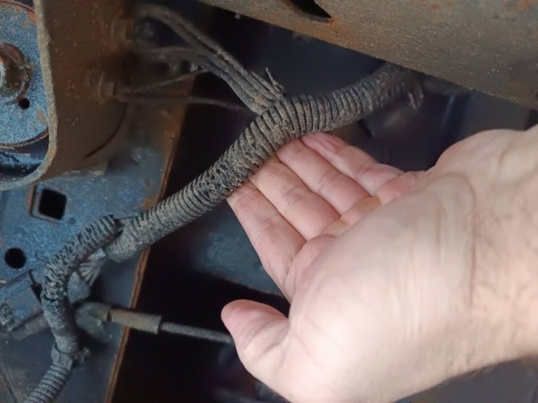 &laquo;Все гофры с проводкой посечены песком!&raquo;. Белорусу так отпескоструили Cadillac, что у машины отказала электроника и кузов начал ржаветь