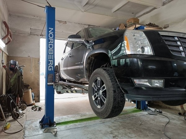 &laquo;Все гофры с проводкой посечены песком!&raquo;. Белорусу так отпескоструили Cadillac, что у машины отказала электроника и кузов начал ржаветь