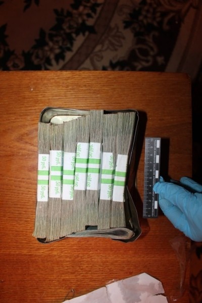 В Беларуси пенсионер собрал целую коробку денег на покупку автомобиля. А потом решил похвастаться. Зря В Беларуси пенсионер собрал целую коробку денег на покупку автомобиля. А потом решил похвастаться. Зря