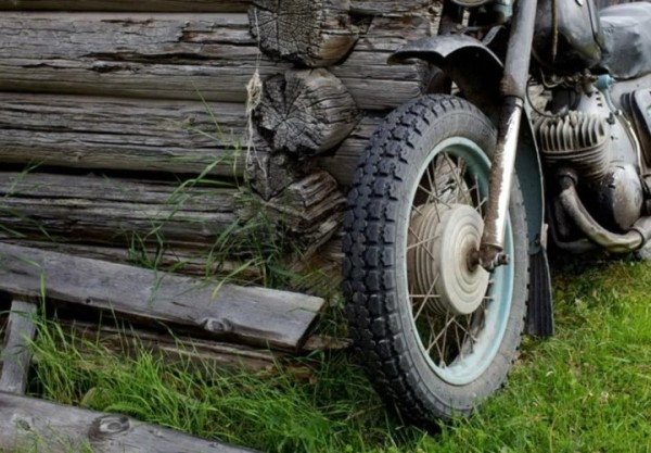 Учащийся колледжа и школьник в Пинском районе взломали сарай, чтобы покататься на чужом мотоцикле
