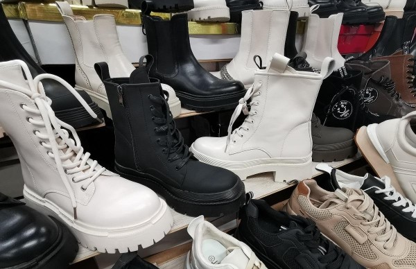 Где обувь дешевле – на рынке или в магазине? Сходили и сравнили цены Где обувь дешевле – на рынке или в магазине? Сходили и сравнили цены