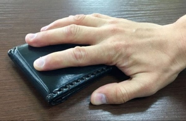 Девушка увидела кошелек на дороге и подняла его. Вот чем это закончилось