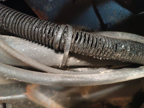 &laquo;Все гофры с проводкой посечены песком!&raquo;. Белорусу так отпескоструили Cadillac, что у машины отказала электроника и кузов начал ржаветь